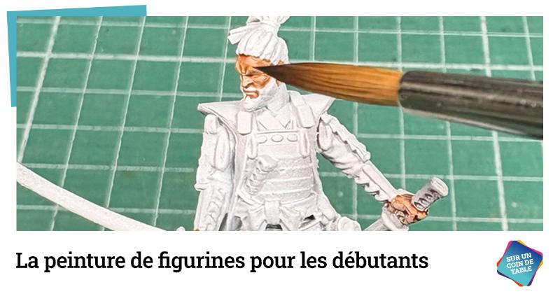 Matériaux essentiels pour la peinture de figurines en plastique, pinceaux et pots de couleurs